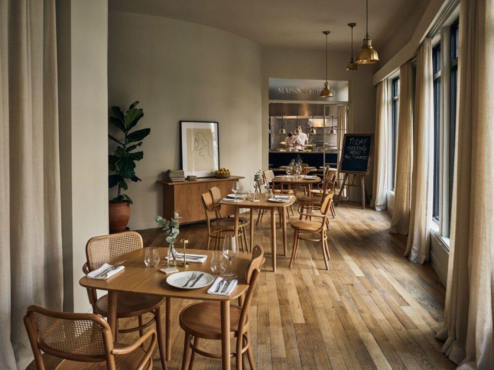 aranżacja stołów w restauracji
