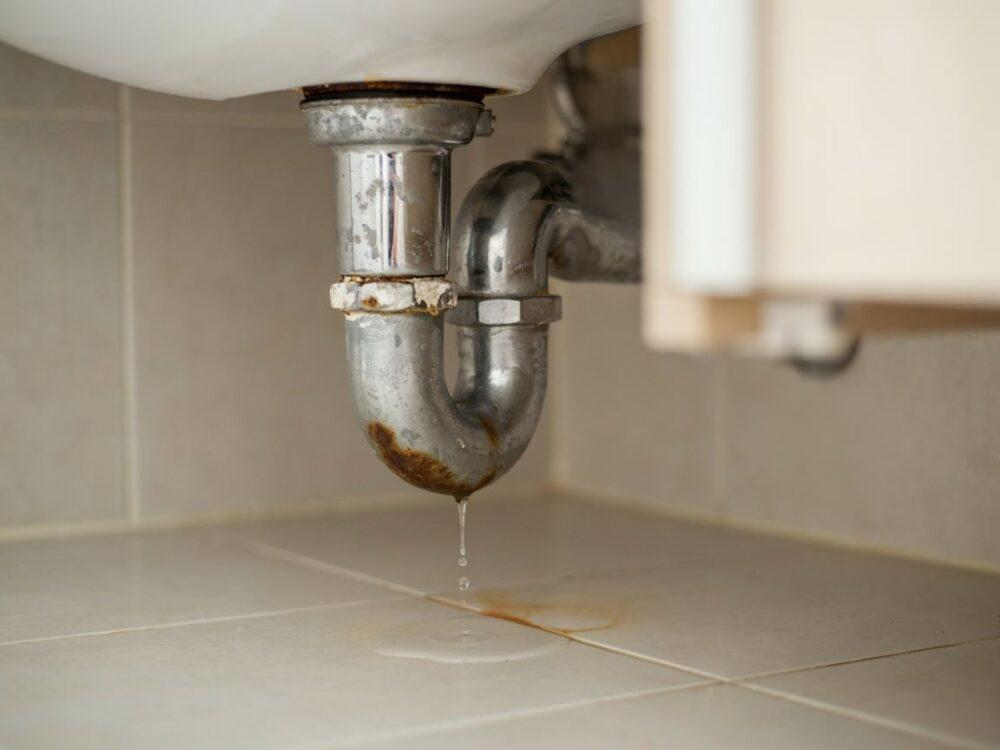 instalacja sanitarna z widocznym spadkiem rury