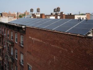 instalacja solarna na budynku mieszkalnym