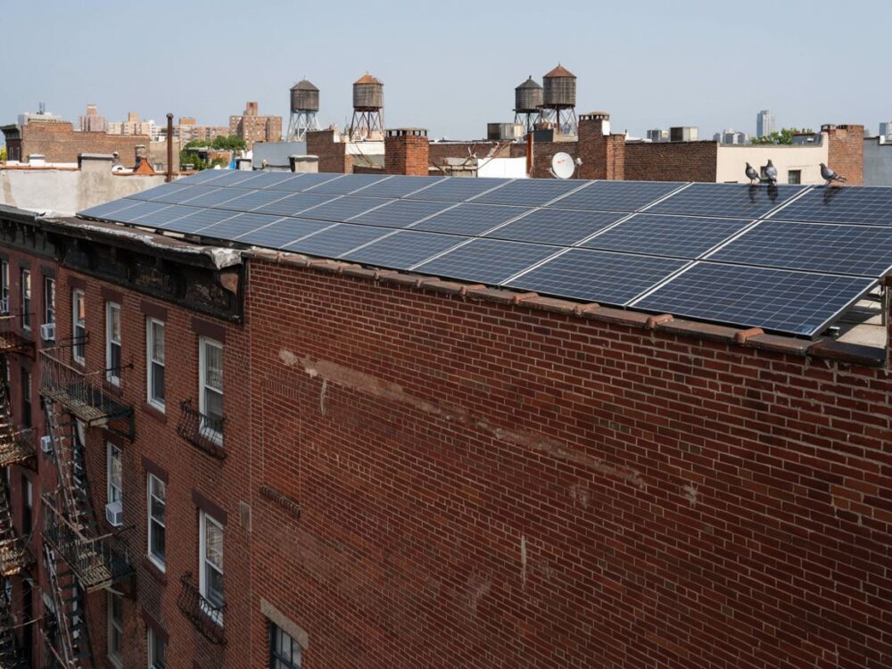instalacja solarna na budynku mieszkalnym