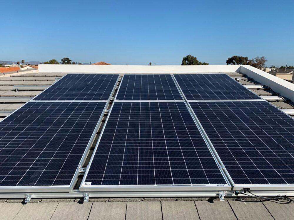 instalacja solarnych modułów