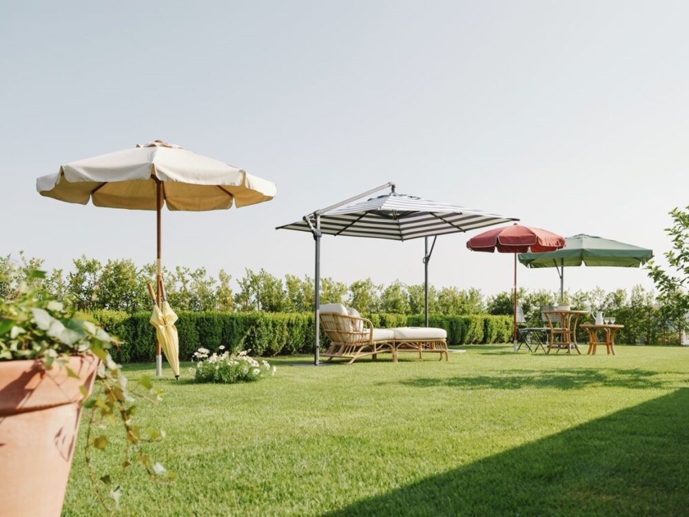 parasol ogrodowy na tarasie