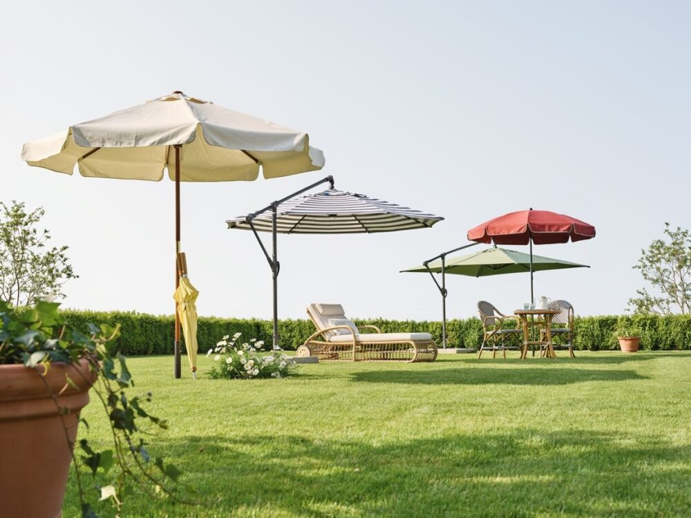 parasol ogrodowy przy stoliku