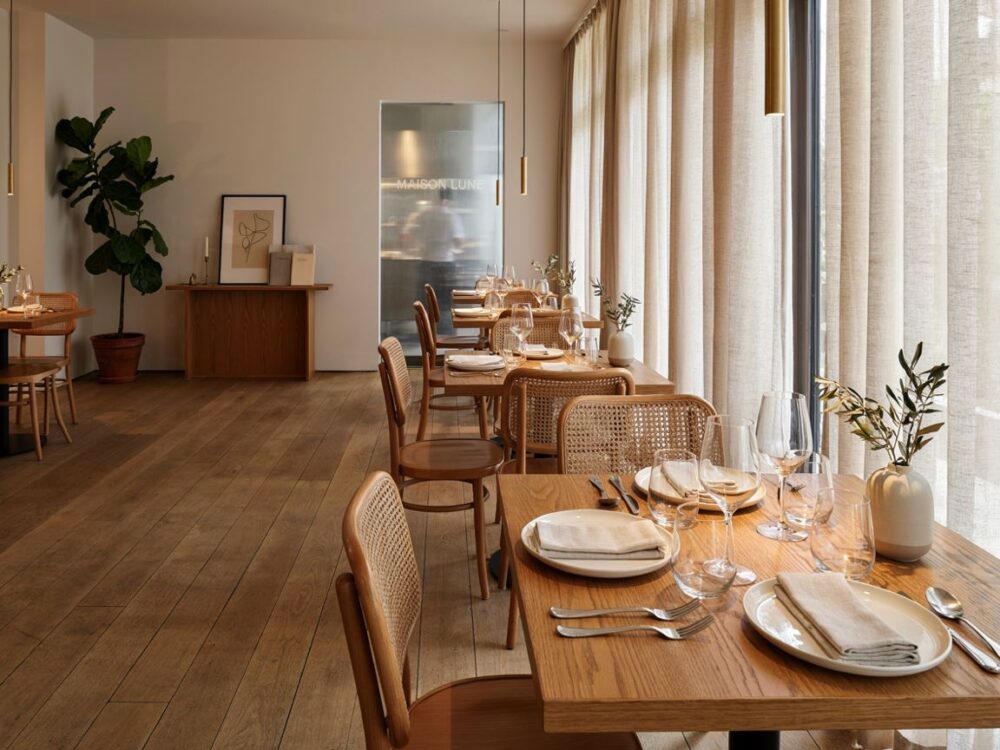 stylowe oświetlenie w restauracji