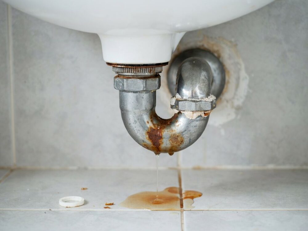 uszkodzona rura odpływowa WC